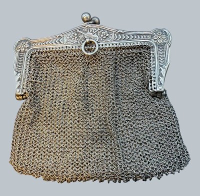 Auktion 376<br>mittelgrosse Silber-Kettenbörse (geprüft) mit innen noch ein Fach mit extra Verschluss, 8x8 cm,  80,6 gr [1]