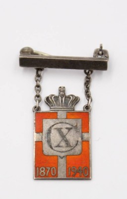 Auktion 376<br>sogenannte dänische „Kongemærke“ (Königsabzeichen), Georg Jensen, Entwurf von Arno Malinowski, 4,4gr., L-3,5cm [1]