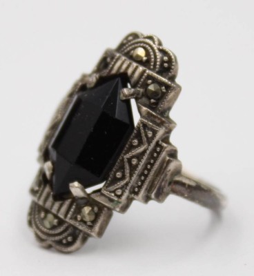 Auktion 376<br>Art-Déco-Silberring aus 830 Silber mit Onyx und Markasiten . [1]