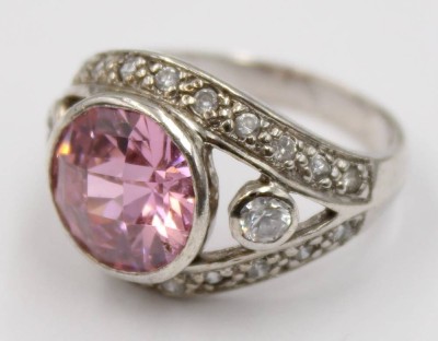Auktion 376<br>925 Silberring mit mittig rosa Stein umringt von Zirkonia . [1]