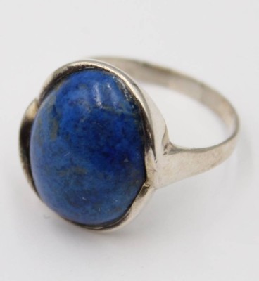 Auktion 376<br>925er Sterling-Silberring mit einem Lapislazuli-Cabochon . [1]
