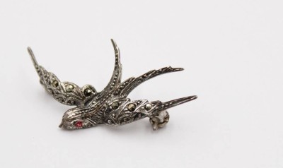 Auktion 376<br>835er Silber-Brosche, Schwalbe, Markasiten, älter, 2,5gr., 3 x 2,5cm [1]