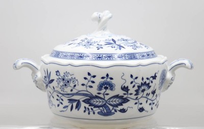Auktion 376<br>Deckelterrine, Hutschenreuther, Zwiebelmuster, ca. H-20cm D-ca. 22cm [1]