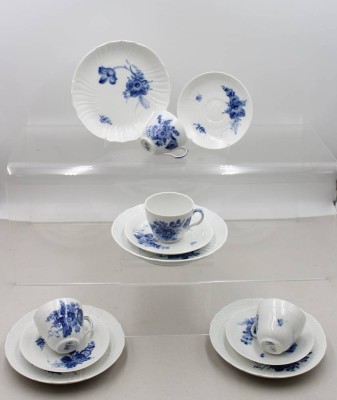Auktion 376<br>4x kompl. Gedecke, Royal Copenhagen, blaue Blume, 1x Kuchenteller mit Altriss und Gebrauchsspuren, Tassen ca. H-6,5cm [1]