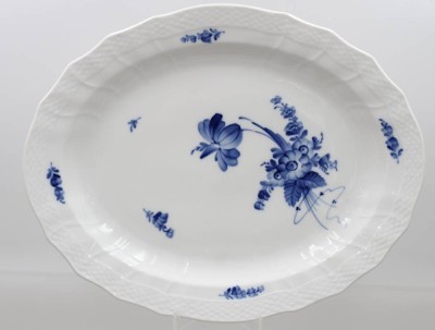 Auktion 376<br>gr. ovale Platte, Royal Copenhagen, blaue Blume, 36 x 29cm [1]