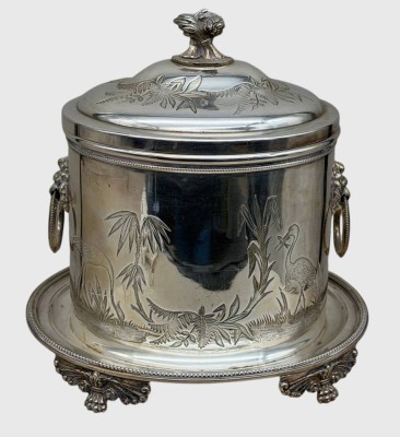 Auktion 376<br>ovales viktorianisches  Biscuit Barrel, neu versilbert und Top Zustand, H-212cm, 21x14 cm, seitlich Löwenköpfe mit Trageringen [1]
