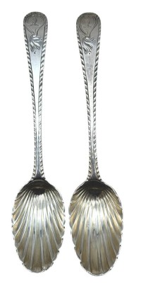 Auktion 376<br>2 Zierlöffel, Silber, Löwenpunze und andere?, Ziermonogramm, L-12 cm, zus. 29 gr. [1]