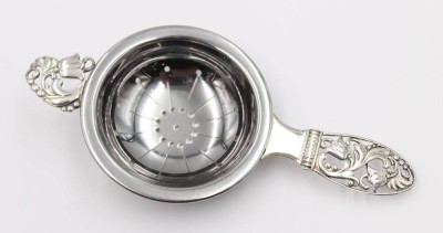 Auktion 376<br>Teesieb, 830er Silbergriffe, Dänemark, ca. L-15,5cm [1]