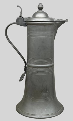 Auktion 376<br>hohe Schnabelstitze, Zinn, Punktgravur datiert 1820, Meistermarke, eine Delle, ca. 1,9 kg., H-33,5 cm [1]