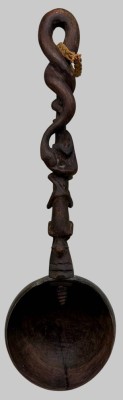 Auktion 376<br>gr. Schöpfkelle aus Holz, figürlich beschnitzt, L-46 cm [1]