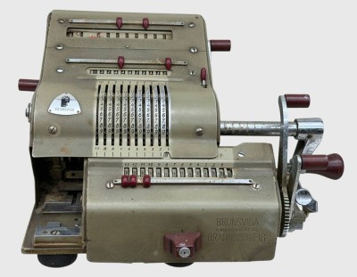 Auktion 376<br>Brunswiga RK 13, mechan. Bürorechenmaschine. 50/60-er JahreH-16 cm [1]