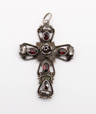 Auktion 376<br>Kreuzanhänger mit Granat, 800er Silberfassung diese floral gearbeitet, 6gr., L-5cm [1]
