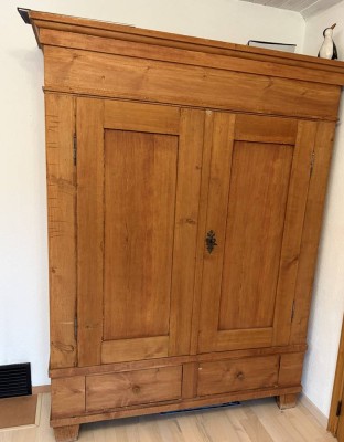 Auktion 376<br>gr. Weichholz-Kleiderschrank, natur, 2 türig, 2 Schubladen, ca. 190x180 cm,Gebrauchsspuren, zerlegbar [1]