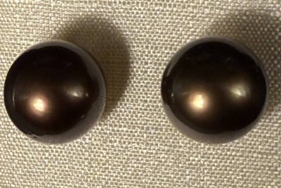 Auktion 376<br>Paar Gold-585- Ohrstecker mit grossen, grauen Perlen, ungetragen auf Display, Etikett, D-Perlen ca. 11 mm [1]
