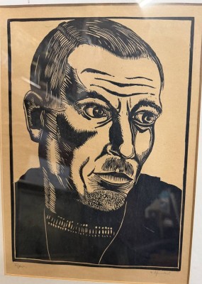 Auktion 376<br>unleserl. sign. Männerportrait, ger/Glas, RG 51x41 cm, Holzschnitt 