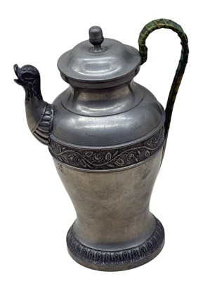Auktion 376<br>Biedermeier Zinn-Kanne mit Tierkopfausguss, umlaufend  dek. Rosenband, eine kl. Delle, ansonsten gut, H-21 cm [1]