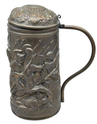 Auktion 376<br>antiker grosser Bierkrug, wohl Kupfer patiniert, H-33 cm, mit kämpfenden Legionären als umlaufendes Relief, dünnes Blech [1]