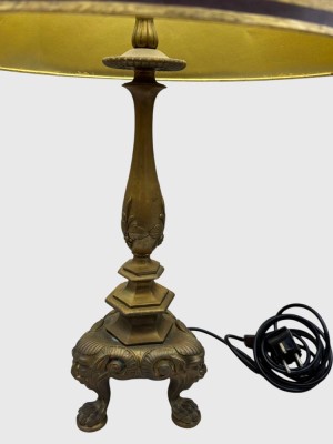 Auktion 376<br>hohe Tischlampe mit massiven Bronzestand, H-62 cm, Dreibein mit Gesichtern [1]