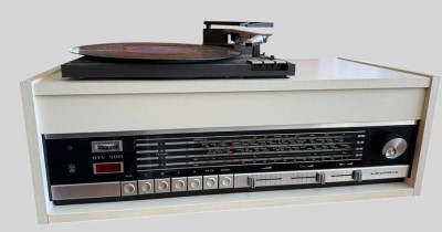 Auktion 376<br>Grundig Radio Receiver RTV 500 mit aufgesetzen  Phillips Plattenspieler, gebaut zwischen 1971-1974, [1]