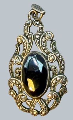 Auktion 376<br>Silber-Anhänger mit facett. schwarzen Stein, umringt von MARKASITEN, H-4,5 cm, 7,73 gr. [1]