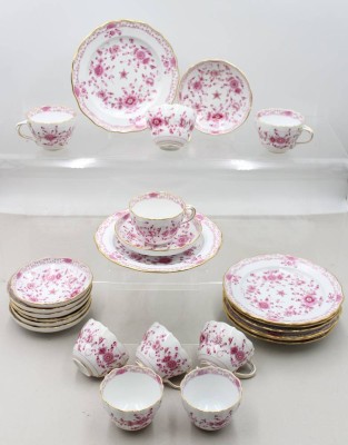 Auktion 376<br>8 komplette Gedecke Meissen indisch Purpur mit Goldrand und Zier , dazu 1 x Tasse extra , [1]