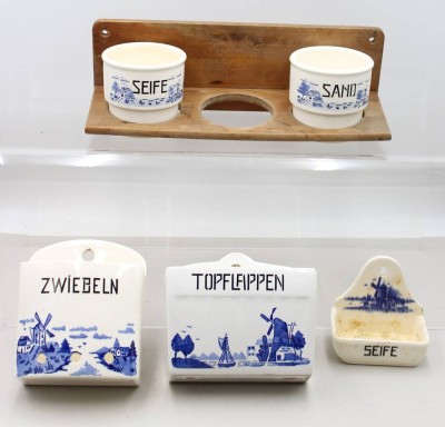 Auktion 376<br>antike Keramik- und Porzellan-Haushaltsbehälter im Delfter Stil mit blauen Windmühlen-Motiven und Beschriftungen, [1]