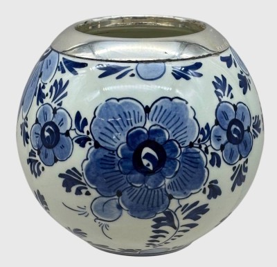 Auktion 376<br>kl. Delft Vase mit Blaumalerei, Silberrand-925-, signiert, H-9 cm [1]