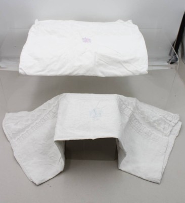 Auktion 376<br>2 x diverse Kopfkissenbezüge bestickt 1x mit Monogramm  [1]