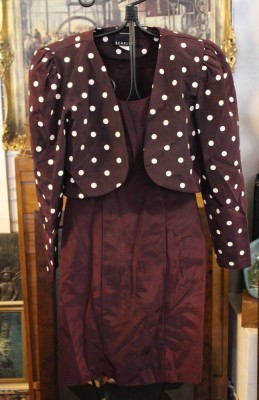 Auktion 376<br>ein weinrotes (bordeauxfarbenes) Set aus einem ärmellosen Etuikleid und einem passenden kurzen Bolerojäckchen mit weißen Polka-Dots (Pünktchenmuster) im klassischen Vintage-Stil. [1]