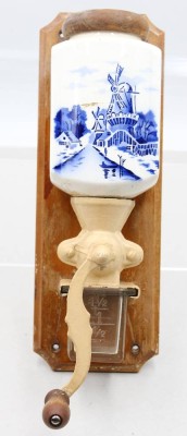 Auktion 376<br>vintage Wand-Kaffeemühle aus Keramik und Holz im holländischen Delfter-Blau-Stil mit einem traditionellen Windmühlenmotiv [1]