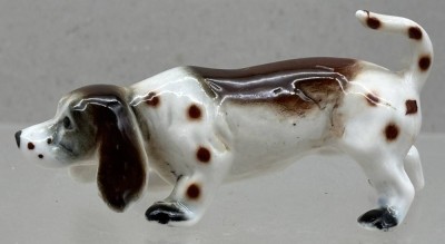 Auktion 376<br>Porzellanhund, bemalt, H-5 cm, L-10 cm [1]