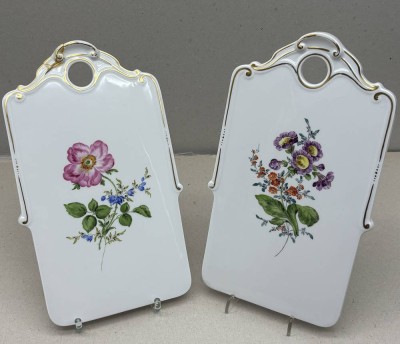 Auktion 376<br>2x Bricken (orddt. plattdt. für Frühstücksbrettchen) mit Blumendekor, 1x Klebestelle, 27x16 cm [1]