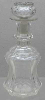 Auktion 376<br>alte Likörkaraffe, Boden mit Sternschliff, H-22 cm, Rand minimaler Chip [1]