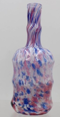 Auktion 376<br>mundgeblasene, gedrehte Glasflasche bzw. Karaffe aus Kunstglas mit einem marmorierten oder gesprenkelten Streifenmuster [1]