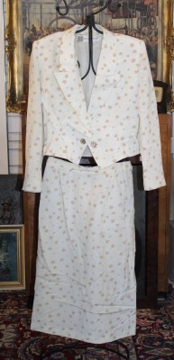 Auktion 376<br>Vintage-Kostüm von Pierre Balmain (bestehend aus einer kurzen Blazerjacke und einem passenden Rock) aus hellem Stoff mit beigefarbenen Tupfen [1]