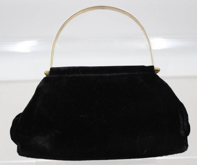 Auktion 376<br>Schwarze Samt-Abendtasche aus den 1950er-Jahren mit goldenem Metallrahmen und rundem Bügelgriff [1]