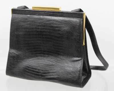 Auktion 376<br>eine strukturierte schwarze Vintage-Handtasche im Stil der 1950er- bis 1960er-Jahre mit Echtreptilleder-Prägung [1]