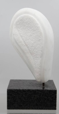 Auktion 376<br>abstrakte Skulptur aus weißem Marmor, die vertikal auf einem dunklen, quadratischen Granitsockel montiert ist.. Monogramiert HJA  [1]