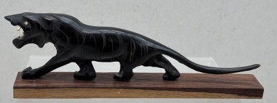 Auktion 376<br>schwarzer Panther aus Wasserbüffelhorn auf Holzplatte, H-5,5 cm, L-17 cm [1]