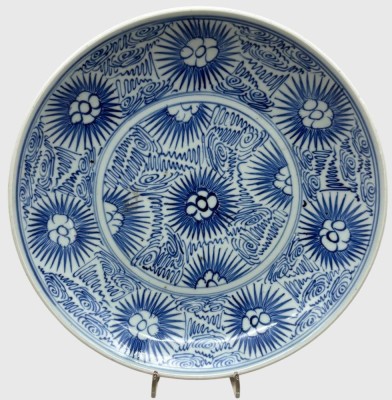 Auktion 376<br>antiker chinesischer Blau-Weiß-Porzellanteller, mit einem Sternen- oder Sonnenblumenmuster (Starburst) aus dem späten 18. bis frühen 19. Jahrhundert, D-27 cm [1]