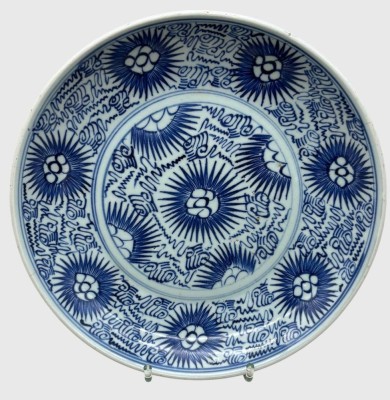 Auktion 376<br>antiker chinesischer Blau-Weiß-Porzellanteller, mit einem Sternen- oder Sonnenblumenmuster (Starburst) aus dem späten 18. bis frühen 19. Jahrhundert, D-27 cm [1]