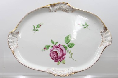 Auktion 376<br>ovale Porzellanplatte mit handgemaltem Rosendekor ,  reliefierten Rocaillen-  und Goldrand  [1]