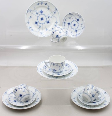Auktion 376<br>4x handbemalte Porzellan-Kaffeegedecke (Kuchenteller, Untertasse und Tasse) im klassischen Dekor „Musselmalet Halbspitze“ [1]