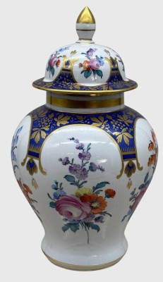 Auktion 376<br>handbemalte Porzellan-Deckelvase, Dresden-Potschapell, Kobaltblau, Goldverzierungen und feiner Blumenmalerei. H-27 cm [1]