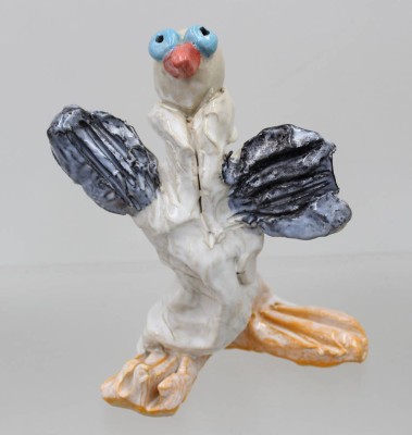 Auktion 376<br>handgefertigte Keramikfigur eines Vogels mit großen blauen Augen, einem roten Schnabel  [1]