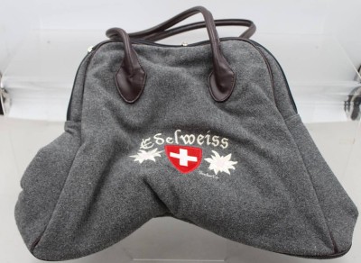 Auktion 376<br>eine graue Filztasche mit braunen Henkeln und einer Edelweiß-Stickerei samt rotem Schweizer Kreuz. [1]