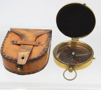 Auktion 376<br>Großer personalisierter Taschenkompass aus Messing im Vintage-Stil ,.eine maritime Replik von Roorkee Instruments (India) [1]