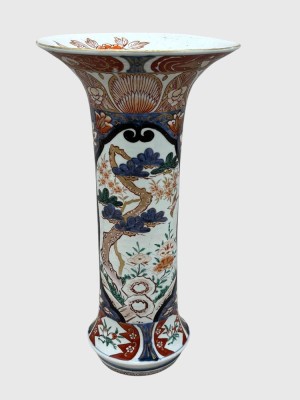 Auktion 376<br>antike japanische oder chinesische Imari-Porzellanvase in Trompeten-Form,  Unterglasurblau-, Eisenrot- und Goldmalerei. H-37,5 cm [1]