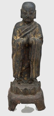 Auktion 376<br>chinesische Bronzefigur eines buddhistischen Mönchs (wie etwa Ananda oder Mahakasyapa) aus der Ming-Dynastie (1368-1644) mit Resten von Goldlack. Altersspuren, H-29 cm [1]