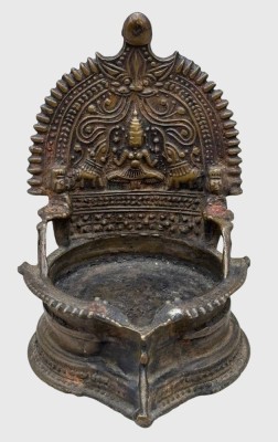 Auktion 376<br>antike indische Tempel-Öllampe (Diya) aus Bronze oder einer Kupferlegierung aus dem 19. Jahrhundert.H-13 cm,  B-10 cm [1]